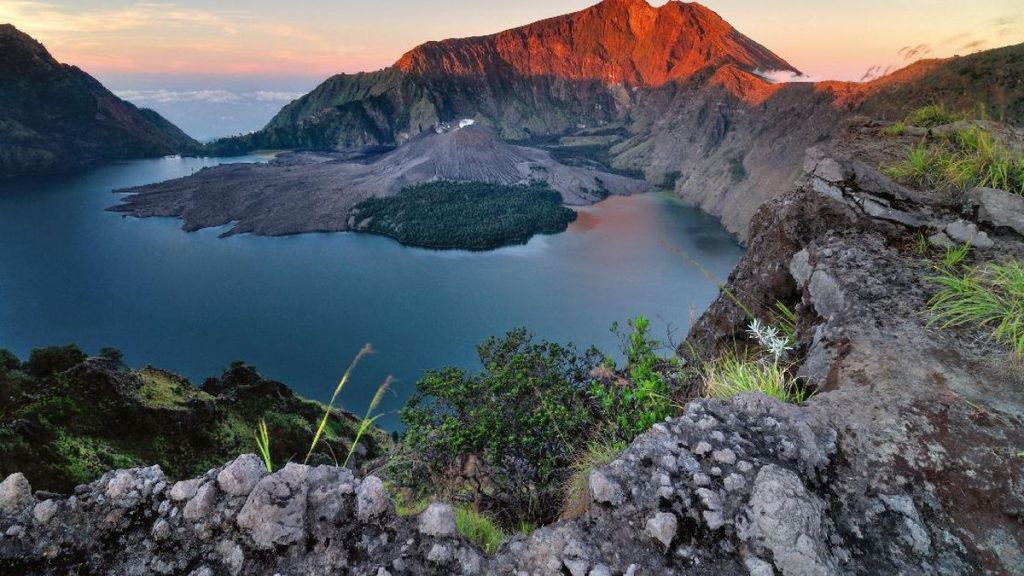 Rescue Efforts Intensify for Brazilian Tourist Missing on Mount Rinjani